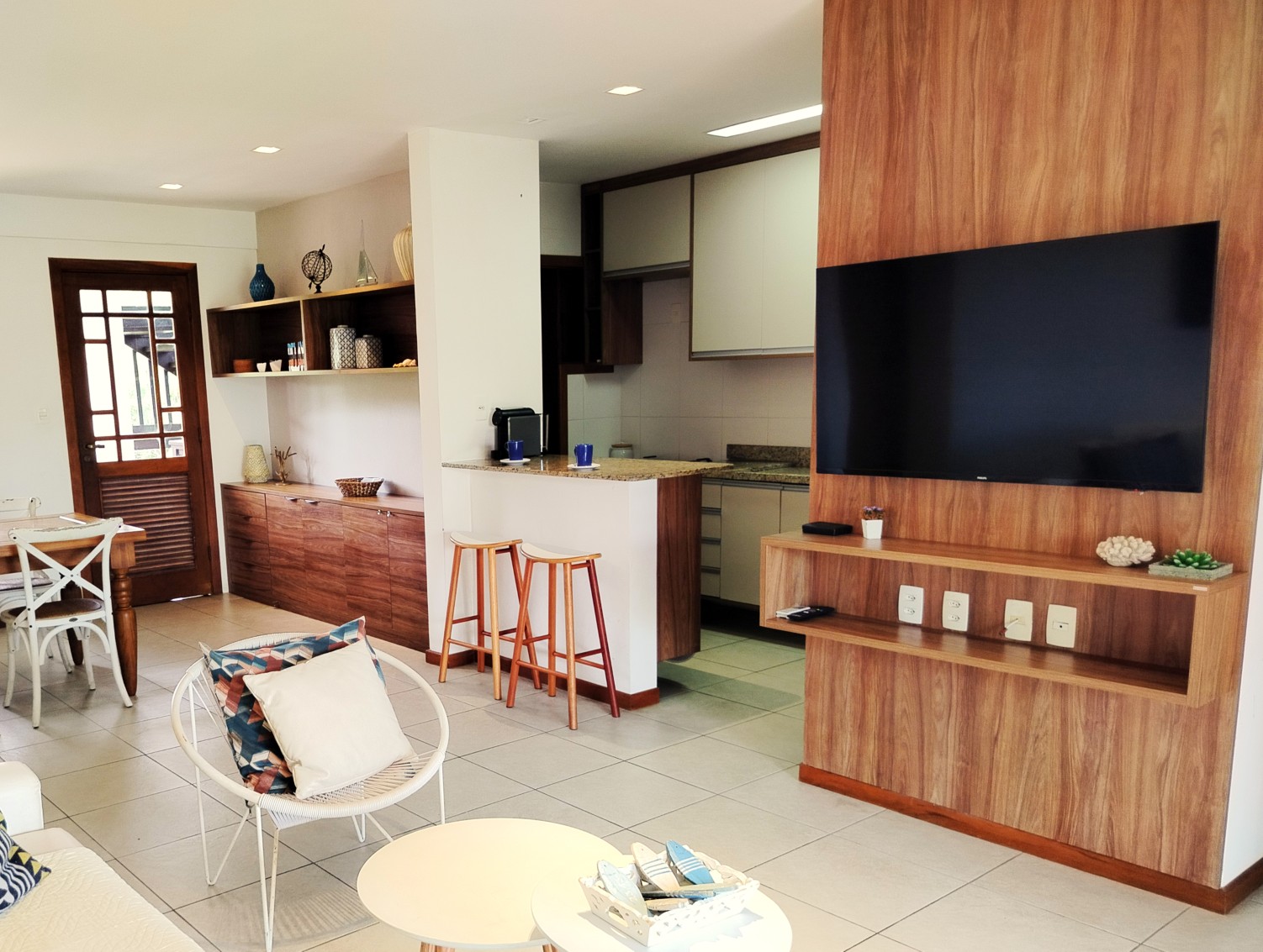 Sala integrada com cozinha americana do Village Furstberger