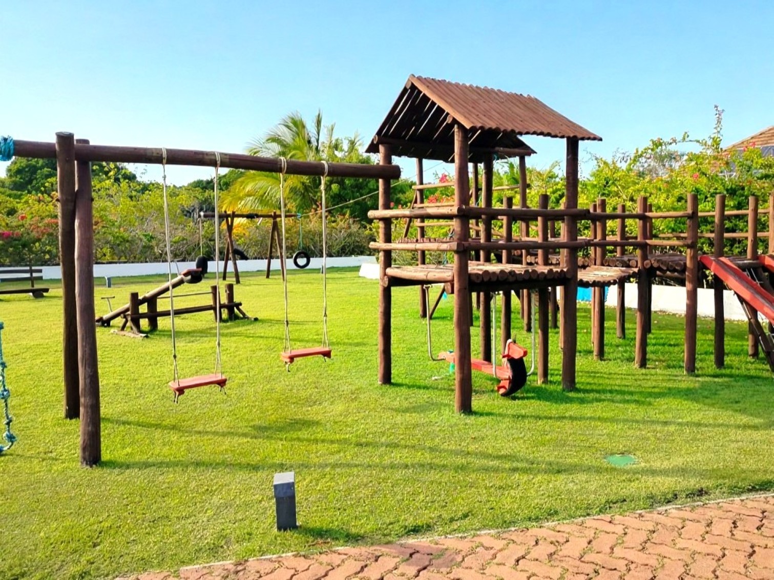 Jardim e parquinho infantil do condomínio
