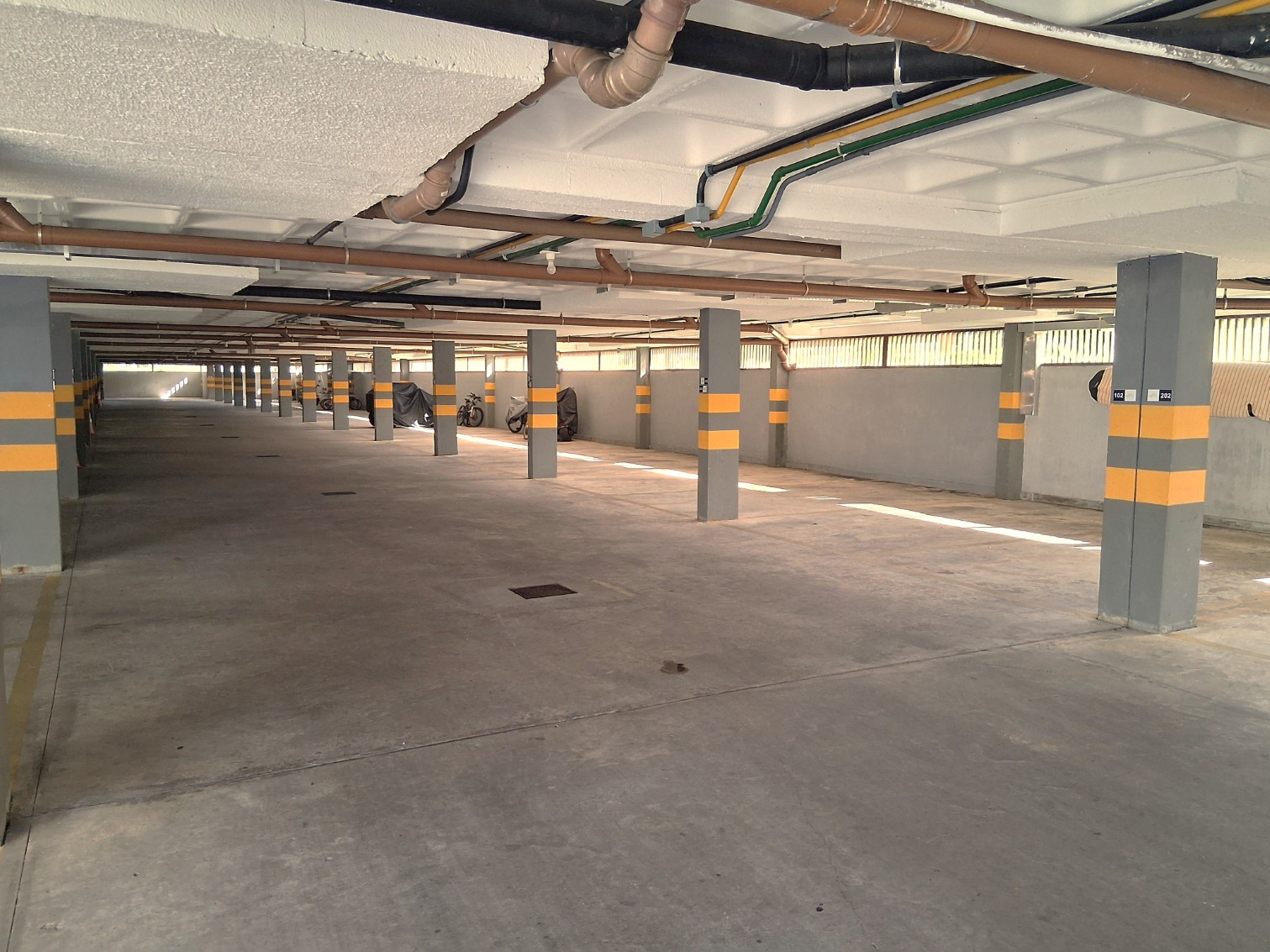 Estacionamento privativo coberto do condomínio